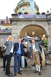 Löwenbräu-Keller Wirt Ludwig Reinbold, Löwenbräu Brauereichef Bernhard Klier, Evelyn Greffenius,, Philip Greffenius (Edition Sportiva) (©Foto: Martin Schmitz)